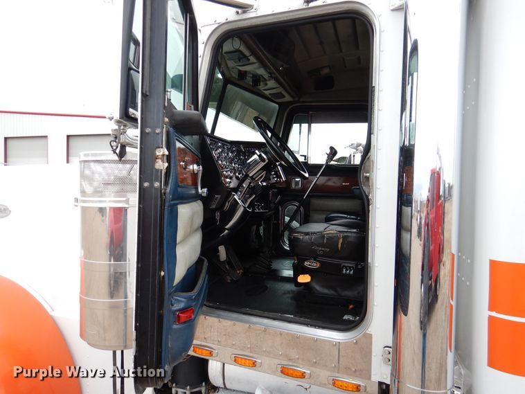 image for item DI0017 1999 Peterbilt 379 semi truck