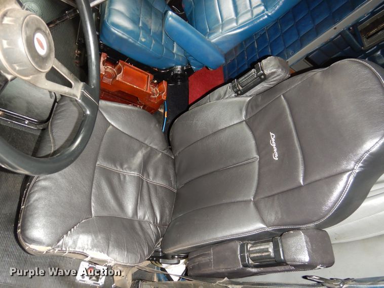 image for item DI0017 1999 Peterbilt 379 semi truck