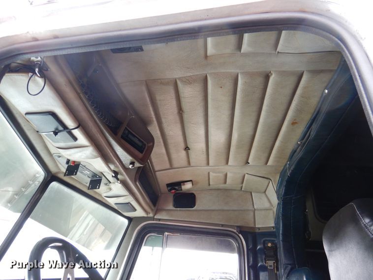 image for item DI0017 1999 Peterbilt 379 semi truck