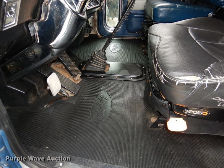 image for item DI0017 1999 Peterbilt 379 semi truck