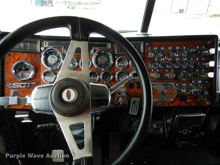 image for item DI0017 1999 Peterbilt 379 semi truck