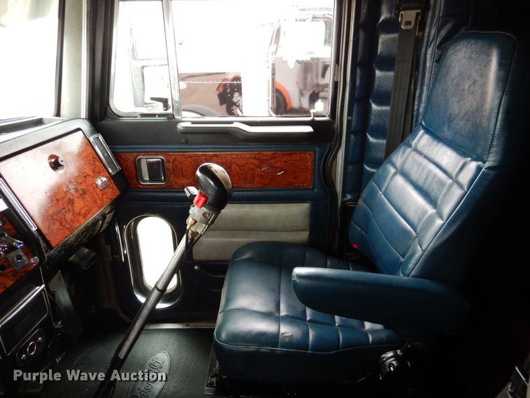 image for item DI0017 1999 Peterbilt 379 semi truck