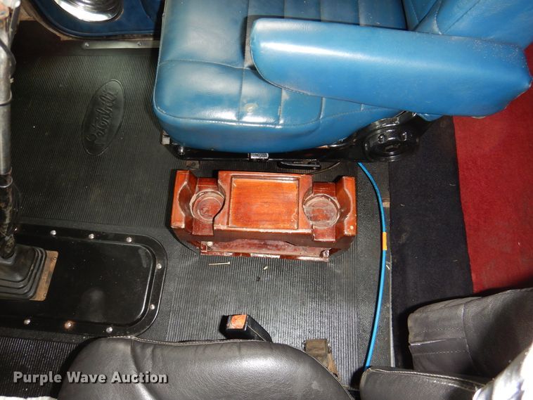 image for item DI0017 1999 Peterbilt 379 semi truck