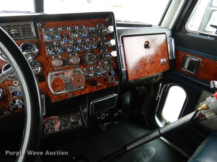 image for item DI0017 1999 Peterbilt 379 semi truck