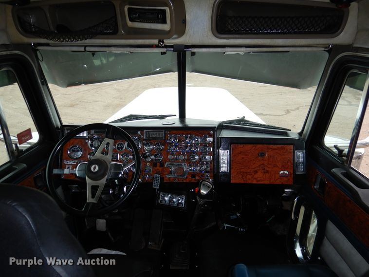 image for item DI0017 1999 Peterbilt 379 semi truck