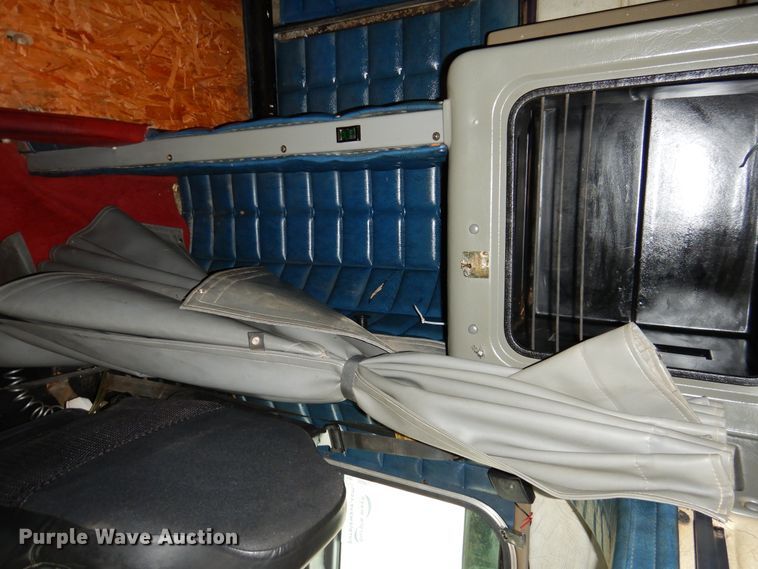 image for item DI0017 1999 Peterbilt 379 semi truck