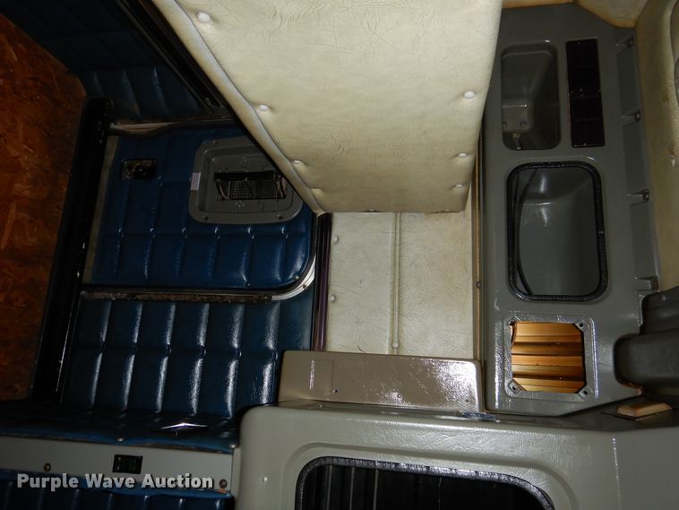 image for item DI0017 1999 Peterbilt 379 semi truck