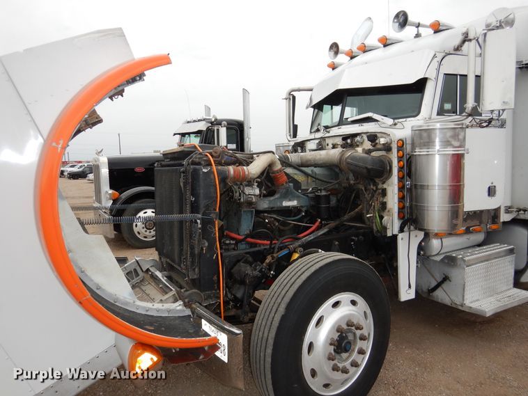 image for item DI0017 1999 Peterbilt 379 semi truck