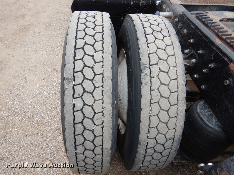 image for item DI0017 1999 Peterbilt 379 semi truck