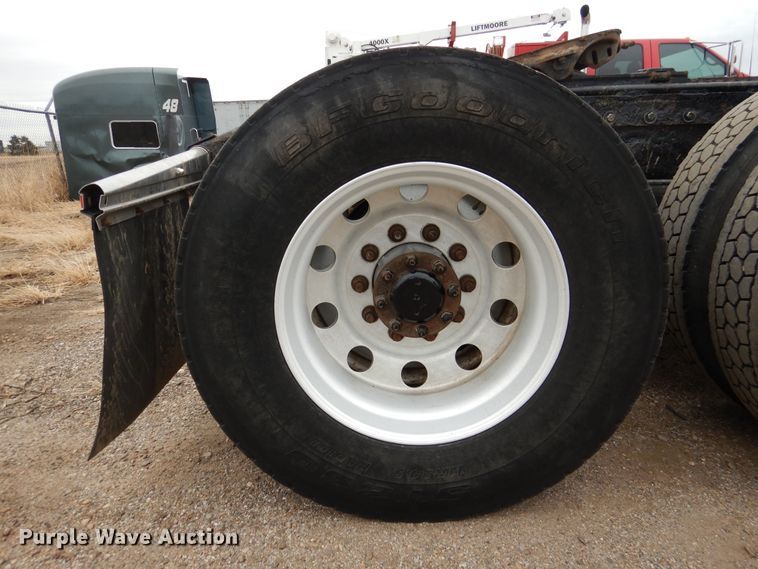 image for item DI0017 1999 Peterbilt 379 semi truck