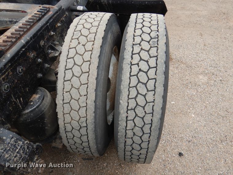 image for item DI0017 1999 Peterbilt 379 semi truck