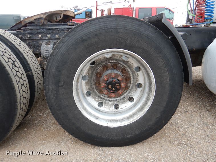 image for item DI0017 1999 Peterbilt 379 semi truck