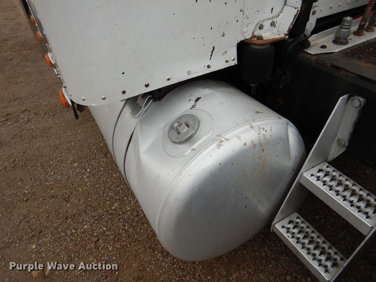 image for item DI0017 1999 Peterbilt 379 semi truck