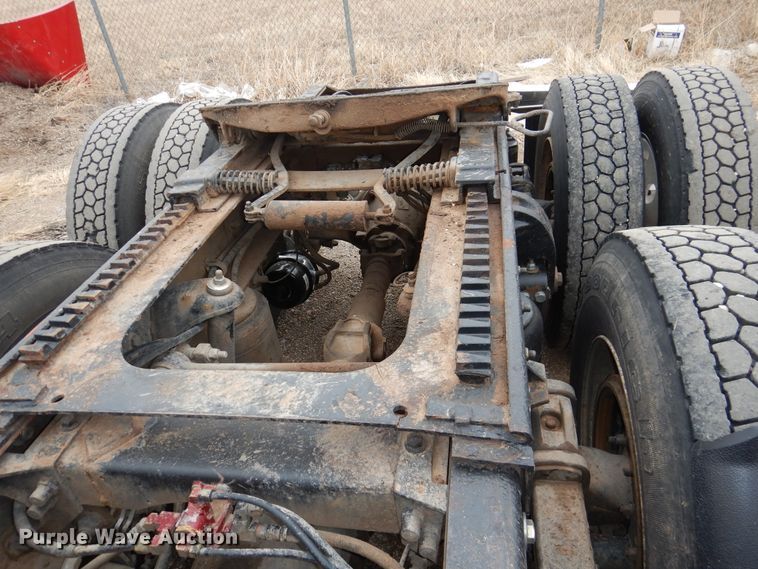 image for item DI0017 1999 Peterbilt 379 semi truck