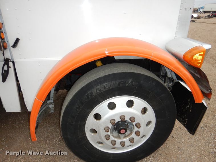image for item DI0017 1999 Peterbilt 379 semi truck