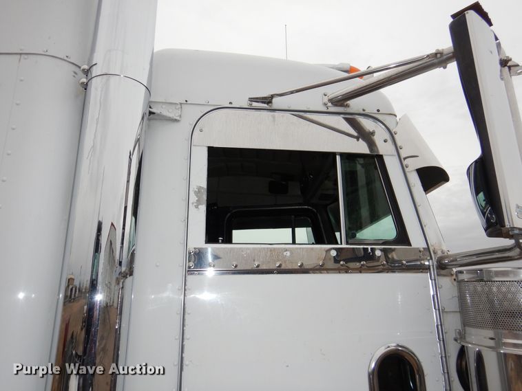 image for item DI0017 1999 Peterbilt 379 semi truck