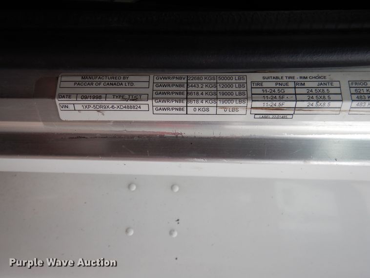 image for item DI0017 1999 Peterbilt 379 semi truck