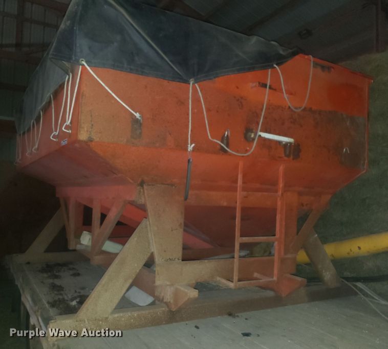 image for item EZ9063 Harvest-king grain hopper