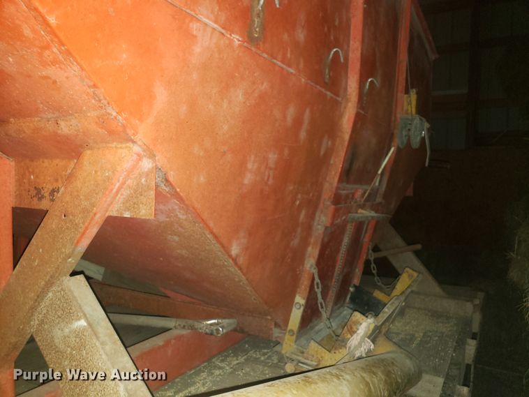 image for item EZ9063 Harvest-king grain hopper