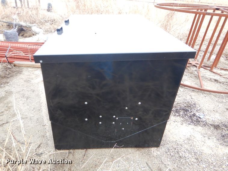 image for item GG9521 2018 Crownline steel livestock feeder