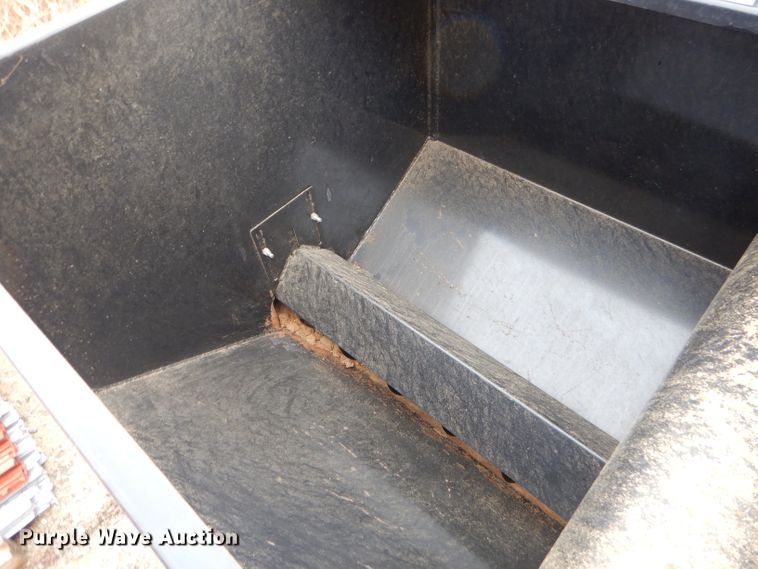 image for item GG9521 2018 Crownline steel livestock feeder