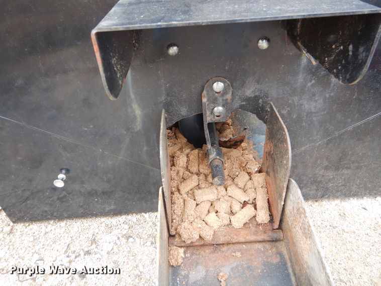 image for item GG9521 2018 Crownline steel livestock feeder