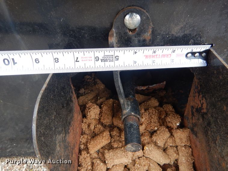 image for item GG9521 2018 Crownline steel livestock feeder