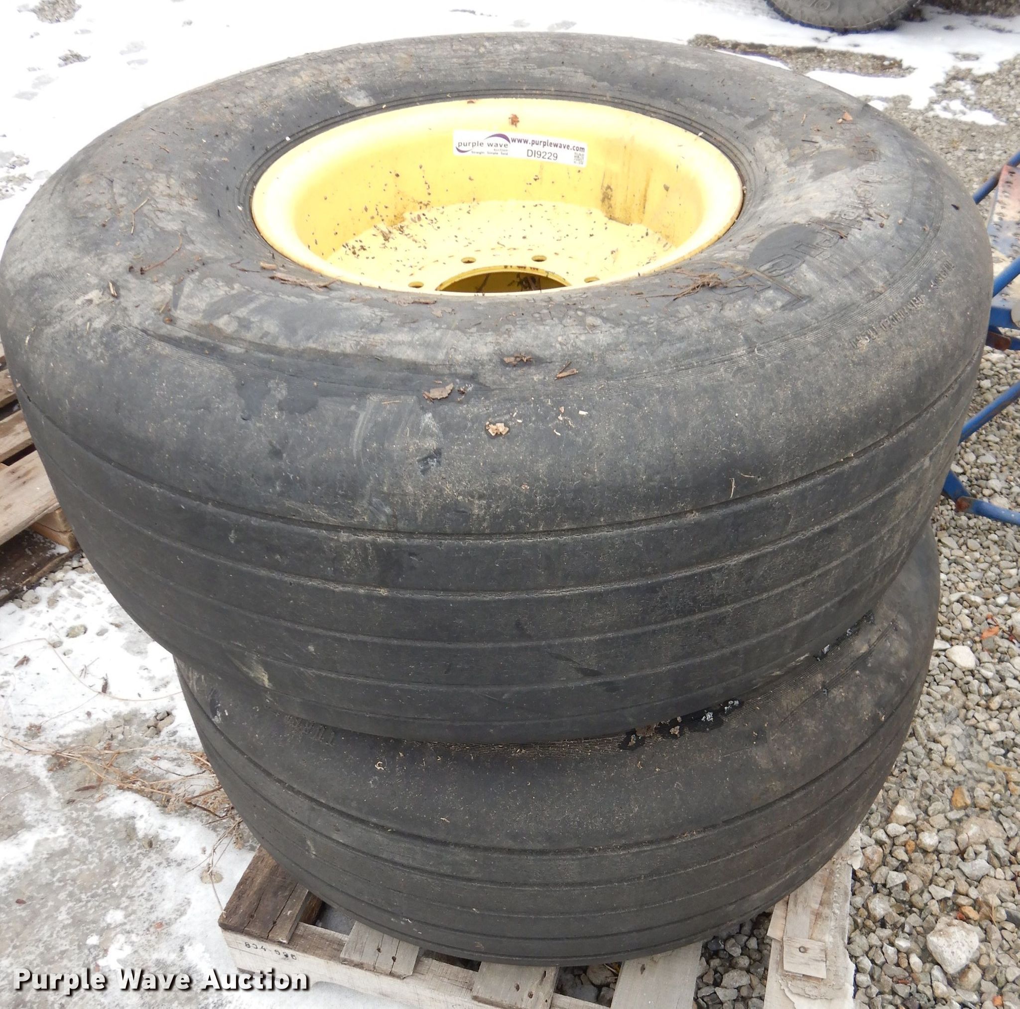 (2) 40x15.516 airplane tires and wheels in Leavenworth, KS Item