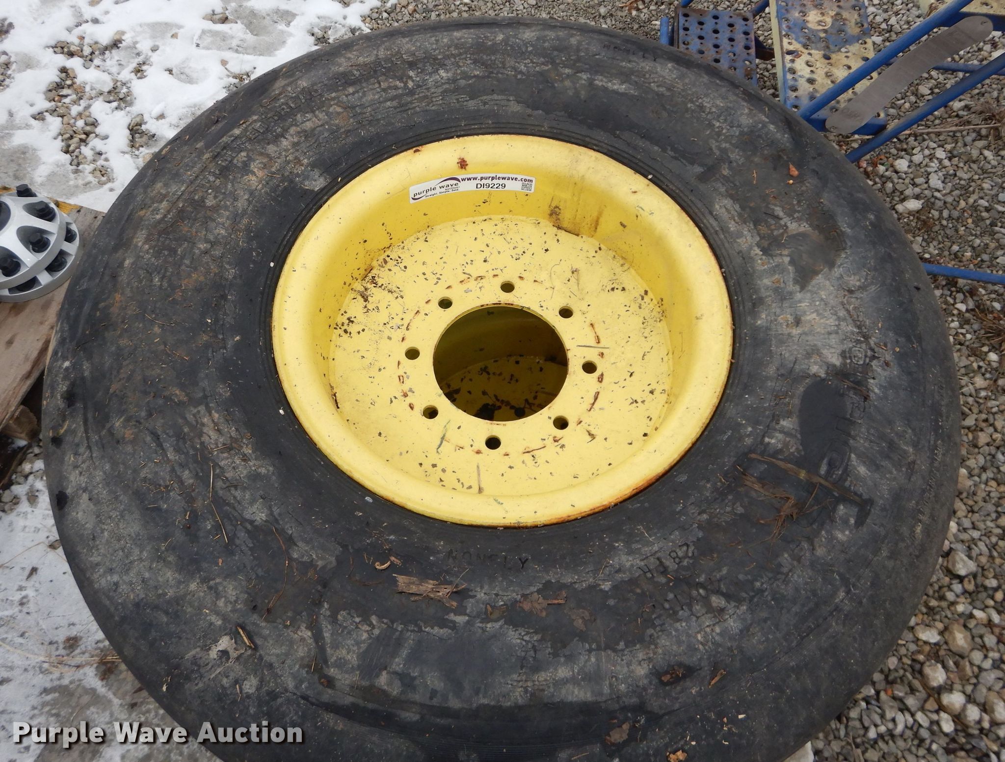 (2) 40x15.516 airplane tires and wheels in Leavenworth, KS Item