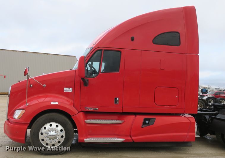 image for item DB10072 2012 Kenworth T700 semi truck