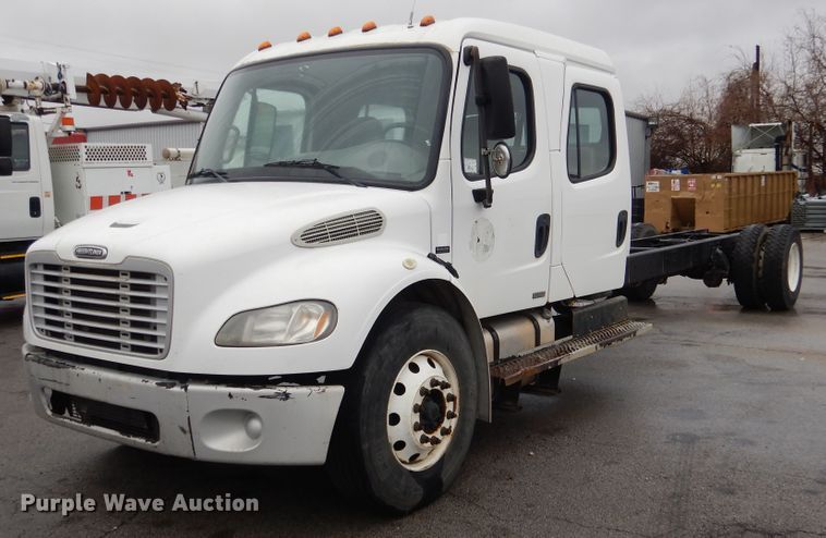 image for item DE4061 2007 Freightliner Business Class M2 Crew Cab truck cab and chassis