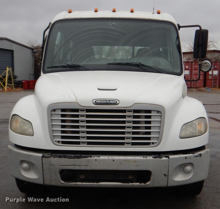 image for item DE4061 2007 Freightliner Business Class M2 Crew Cab truck cab and chassis