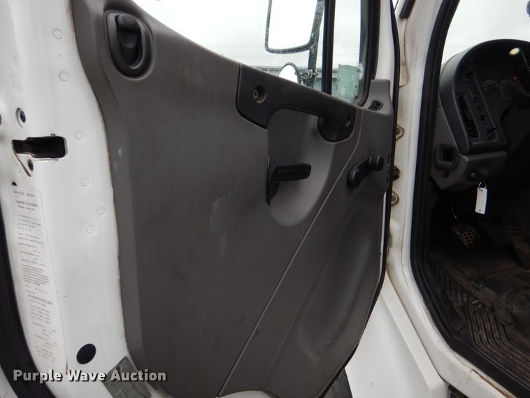 image for item DE4061 2007 Freightliner Business Class M2 Crew Cab truck cab and chassis