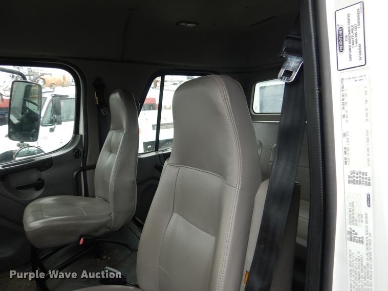 image for item DE4061 2007 Freightliner Business Class M2 Crew Cab truck cab and chassis