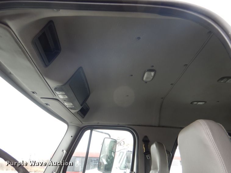 image for item DE4061 2007 Freightliner Business Class M2 Crew Cab truck cab and chassis