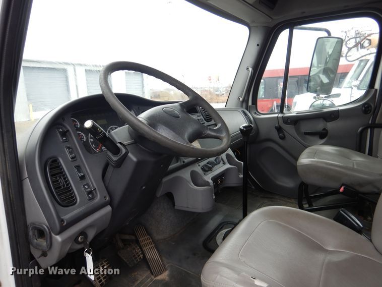 image for item DE4061 2007 Freightliner Business Class M2 Crew Cab truck cab and chassis