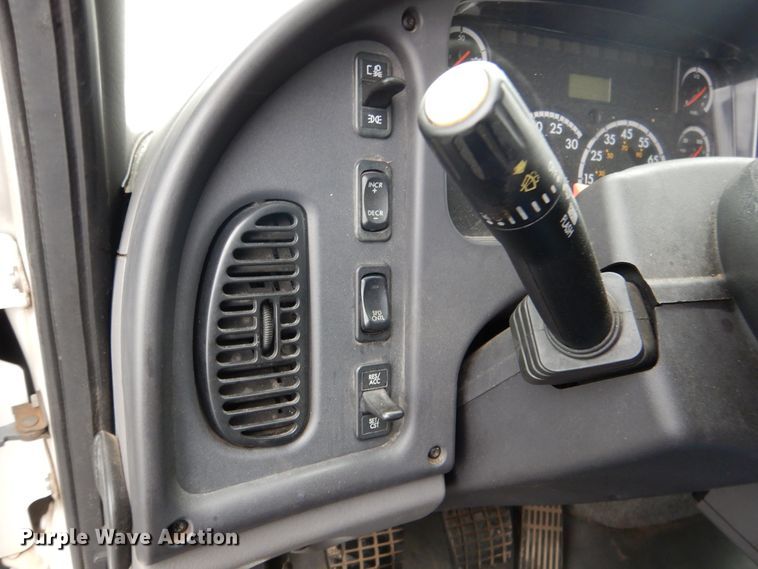 image for item DE4061 2007 Freightliner Business Class M2 Crew Cab truck cab and chassis