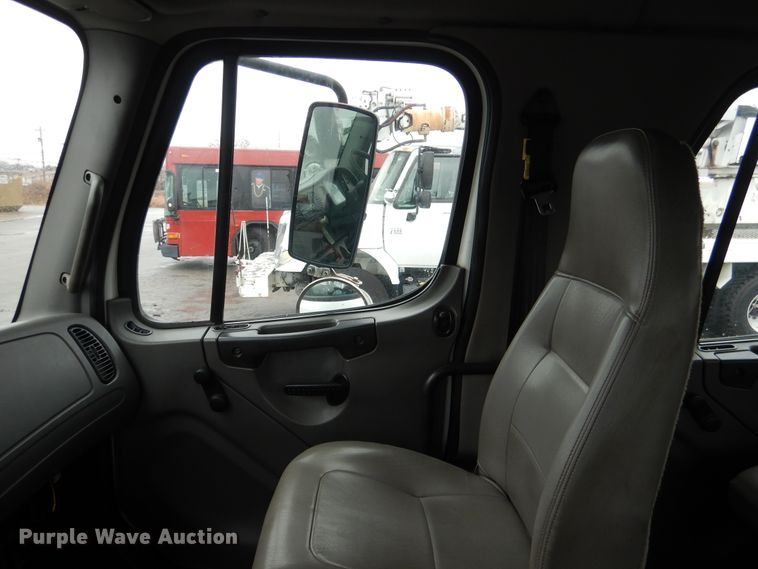 image for item DE4061 2007 Freightliner Business Class M2 Crew Cab truck cab and chassis