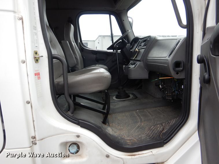 image for item DE4061 2007 Freightliner Business Class M2 Crew Cab truck cab and chassis
