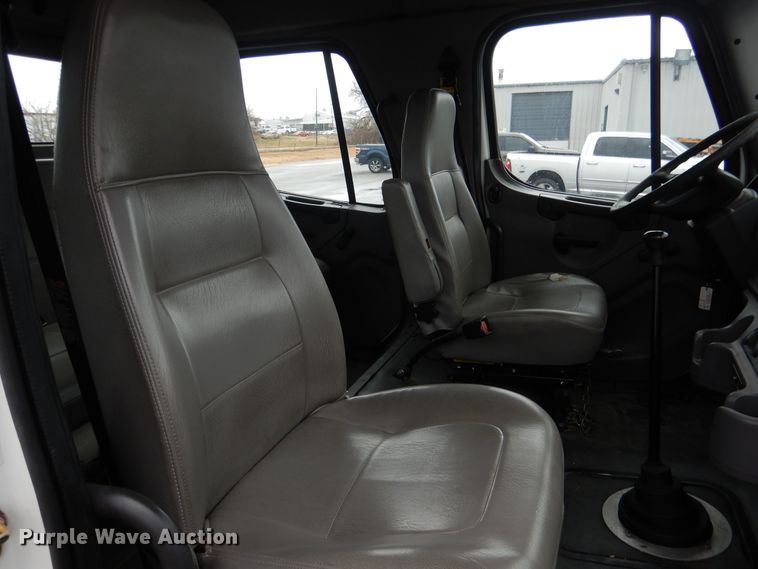 image for item DE4061 2007 Freightliner Business Class M2 Crew Cab truck cab and chassis