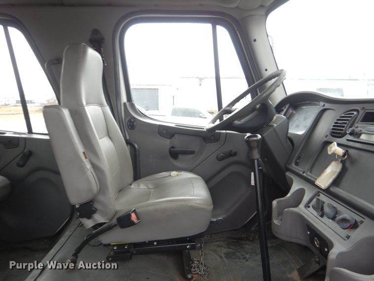 image for item DE4061 2007 Freightliner Business Class M2 Crew Cab truck cab and chassis