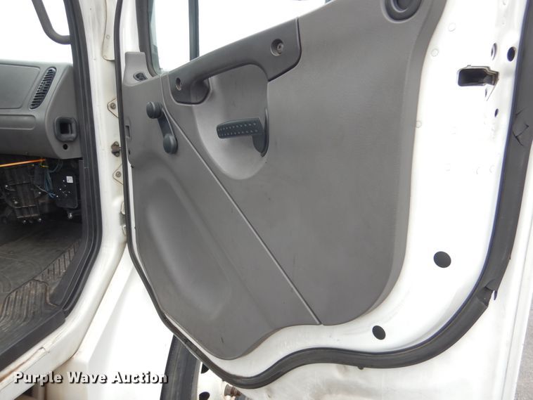 image for item DE4061 2007 Freightliner Business Class M2 Crew Cab truck cab and chassis