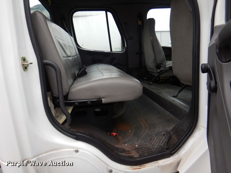 image for item DE4061 2007 Freightliner Business Class M2 Crew Cab truck cab and chassis