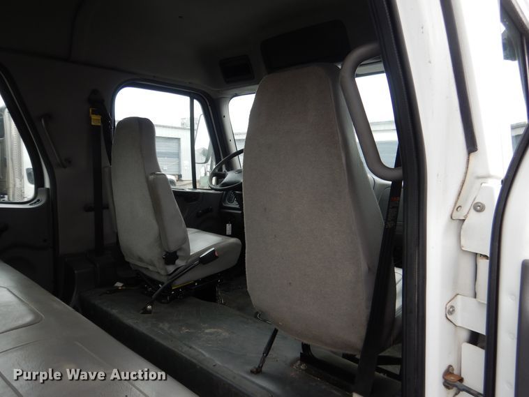 image for item DE4061 2007 Freightliner Business Class M2 Crew Cab truck cab and chassis