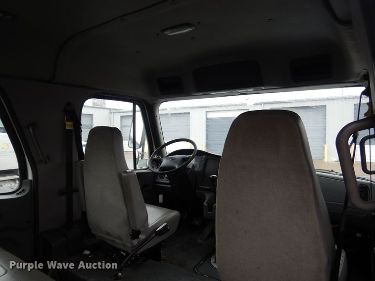 image for item DE4061 2007 Freightliner Business Class M2 Crew Cab truck cab and chassis