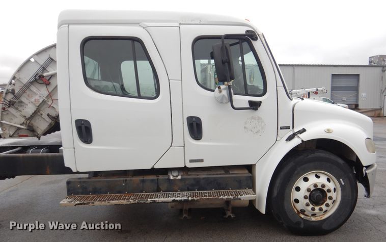 image for item DE4061 2007 Freightliner Business Class M2 Crew Cab truck cab and chassis
