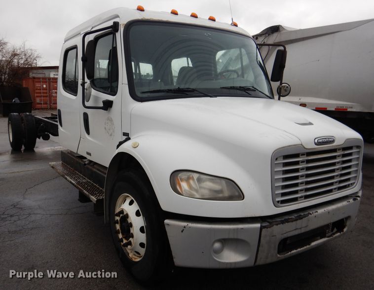 image for item DE4061 2007 Freightliner Business Class M2 Crew Cab truck cab and chassis