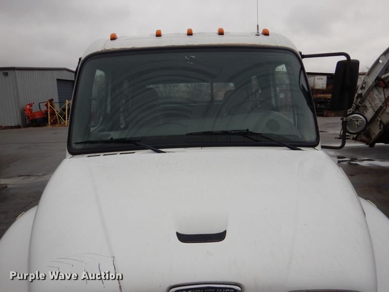 image for item DE4061 2007 Freightliner Business Class M2 Crew Cab truck cab and chassis