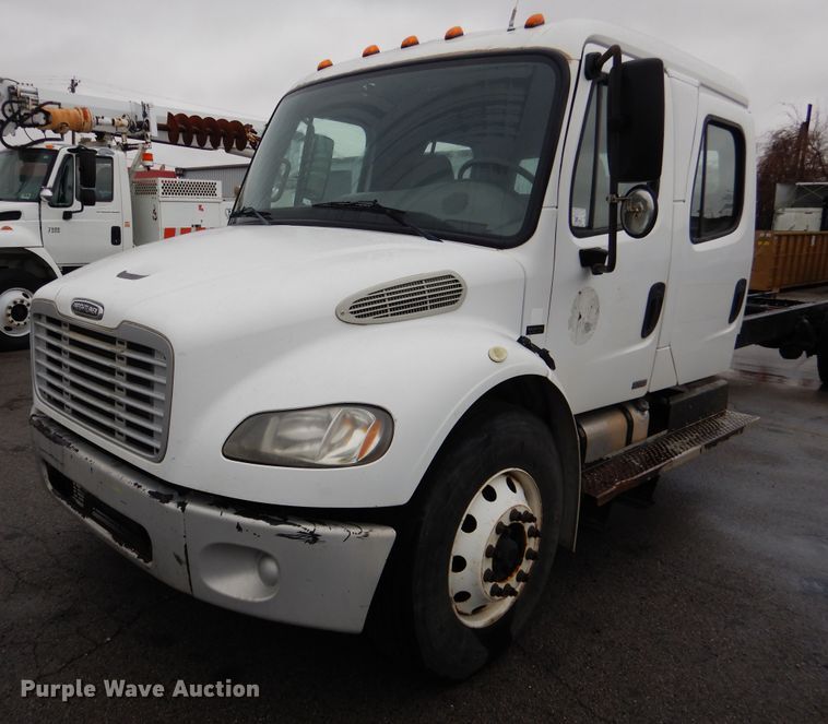 image for item DE4061 2007 Freightliner Business Class M2 Crew Cab truck cab and chassis