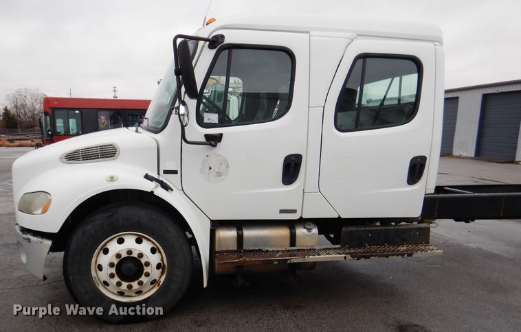 image for item DE4061 2007 Freightliner Business Class M2 Crew Cab truck cab and chassis